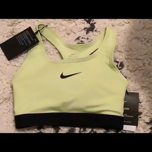 Brand new XS Nike Swoosh Padded Bra(Dry-Fit technology）